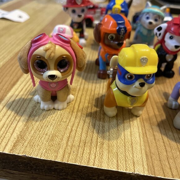 HUGE LOT 25 PAW PATROL VEHICLES and FIGURES Lot. - Picture 5 of 16
